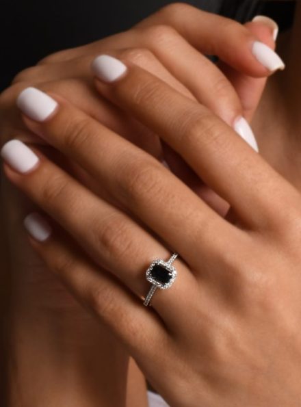 anillo_zafiro_oroblanco_corteesmeralda1-570x760