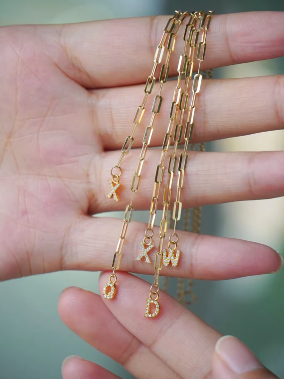 Pulsera con letras de diamantes