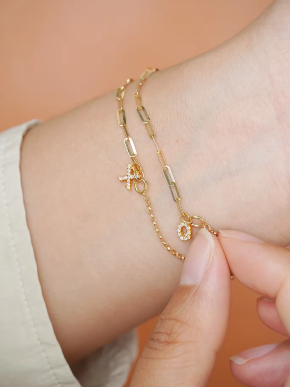 Pulsera con letras de diamantes