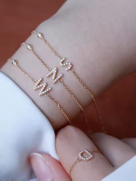 Pulsera con letras de diamantes