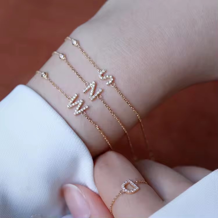 Pulsera con letras de diamantes
