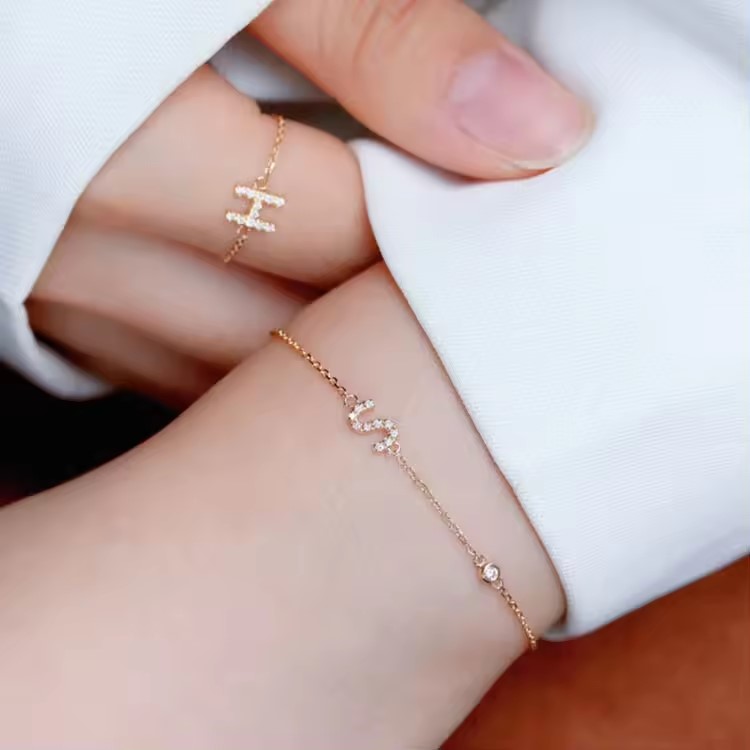 Pulsera con letras de diamantes