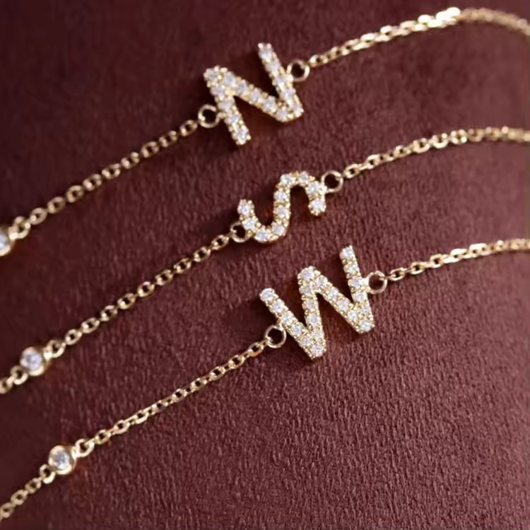 Pulsera con letras de diamantes