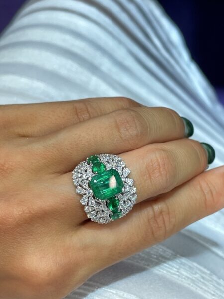 Anillo elegante de esmeraldas y diamantes