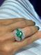 Anillo elegante de esmeraldas y diamantes