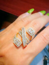 Anillo cruzado de diamantes con cabezas cuadradas
