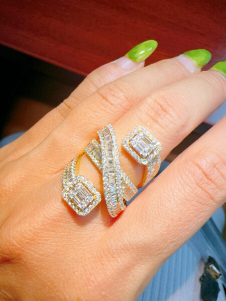 Anillo cruzado de diamantes con cabezas cuadradas
