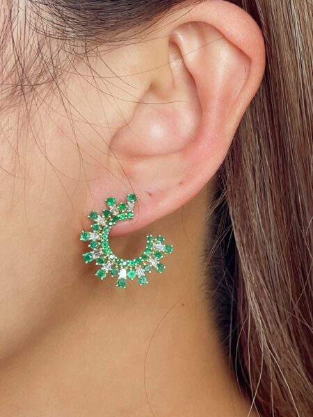 Aretes grandes en forma de C con diamantes y piedras preciosas