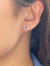 Aretes pequeños de rubí con halo de diamantes