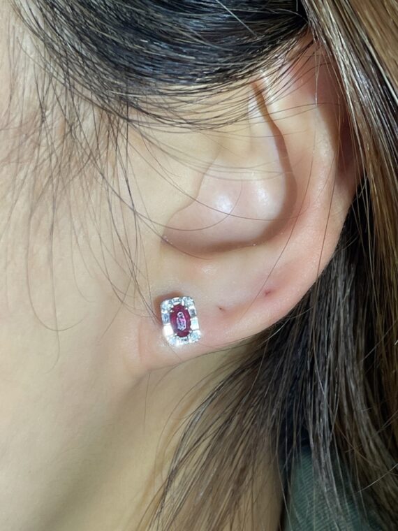 Aretes pequeños de rubí con halo de diamantes