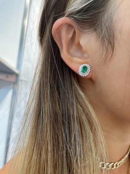 Aretes grandes con Esmeraldas y halo de diamantes