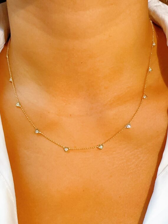 Cadena hermosa de corazones con diamantes