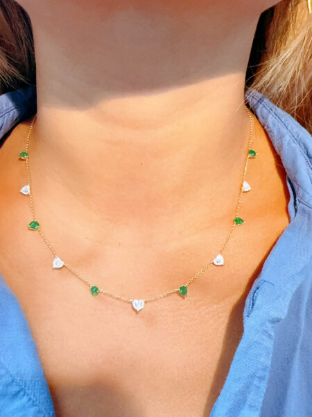 Collar único combinado esmeralda y corazones