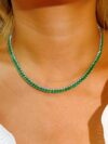 Collar elegante de gotas de esmeraldas y diamantes